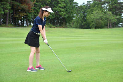 ゴルフ セカンドショットを打つゴルフ女子