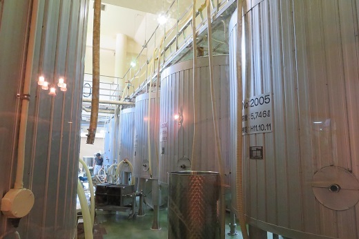 ワイン工場の醸造タンク