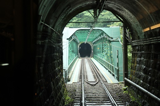 早川に架かる箱根登山電車の橋梁