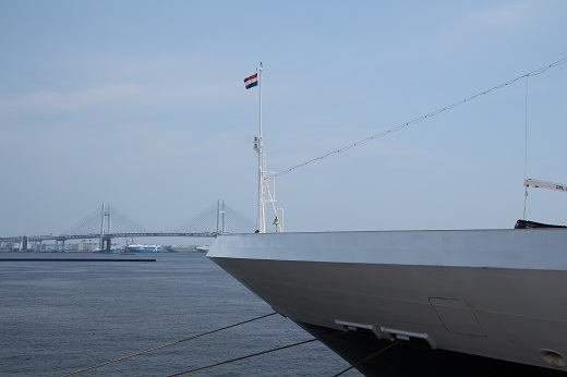 船首の国旗とベイブリッジ