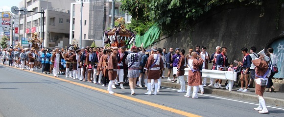 各町会の神輿が綱島街道を渡御