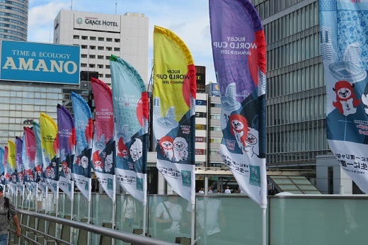 新横浜駅前の遊歩道の旗