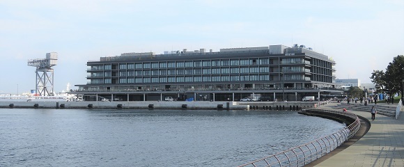 １０月末に開業した「新港埠頭客船ターミナル」とハンマーヘッドクレーン