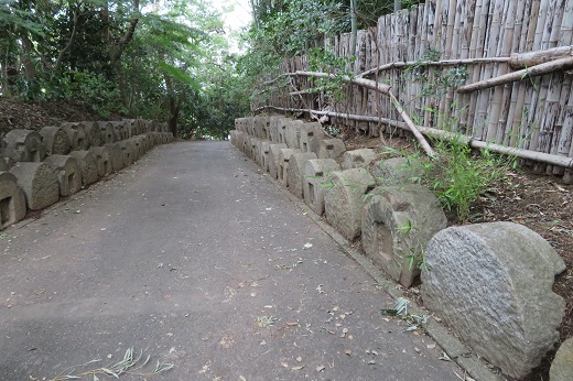 建功寺境内の石垣１