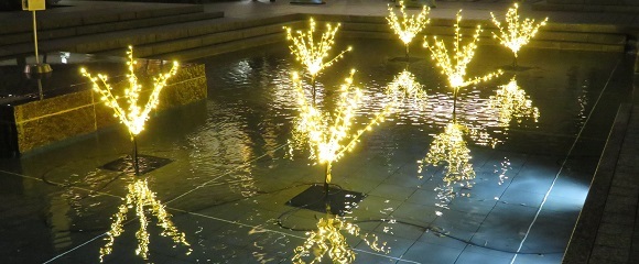 ランドマークプラザのガーデンの池に映るイルミネーション