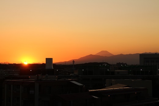 初冬の鶴見川からの富士山の夕焼け１