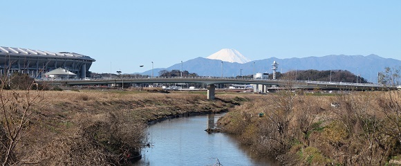 鶴見川土手からの富士山１