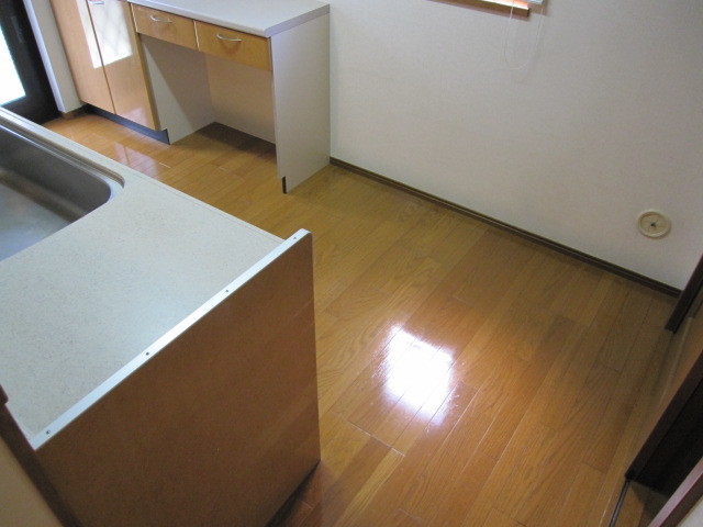 東京都八王子市　賃貸物件原状回復　空き室２ＬＤＫハウスクリーニング　床フローリングワックス掛け　作業完了後　２