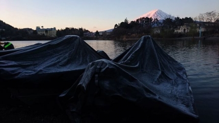 20190324-2-M1河口湖2日目_紅富士と霜がおりたボート.JPG