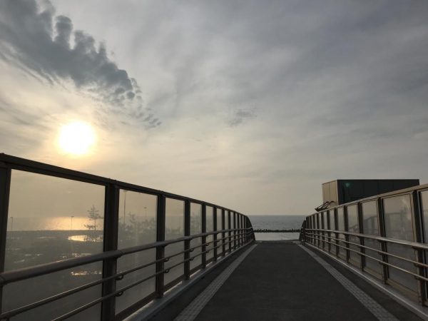徳光ハイウェイオアシスから徳光海水浴場への歩道橋