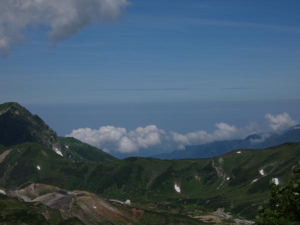 立山の登山道からの眺め　雲が下に見える