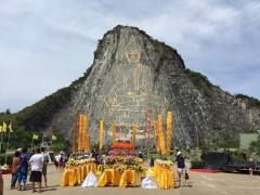 2019年7月ベトナム慰安旅行タイ-2-岩肌に金の大仏1